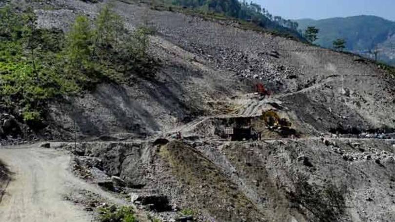 Nepal: o acidente pode ter ocorrido por que o motorista se viu obrigado a fazer um movimento brusco para desviar uma pilha de pedras na estrada