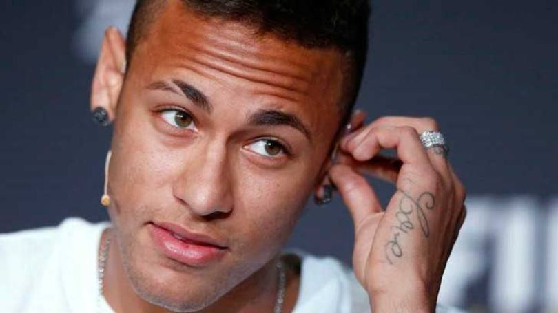 Neymar: site "Football Leaks" divulgou contrato do Neymar com o Barcelona, mostrando salário anual de R$ 38,1 milhões e outras bonificações.