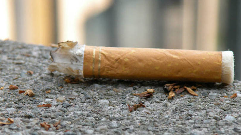 Cigarro no chão: quem fuma e está procurando emprego tem mais dificuldade de se recolocar do que quem passa longe do cigarro