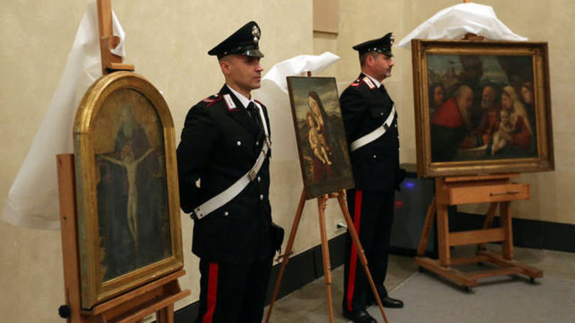 Guardas italianos em frente a quadros recuperados: especialistas do Ministério da Cultura italiano disseram não terem conseguido estimar o valor das obras de arte