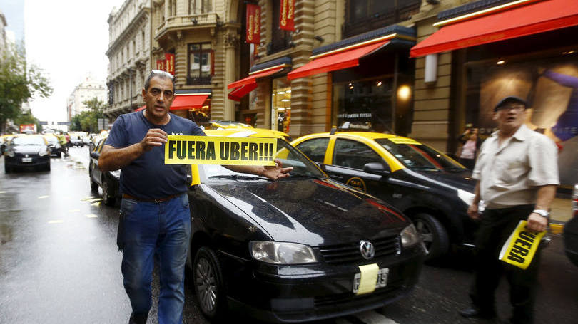 Uber: ônibus, transportadoras e motoristas particulares que conseguiram passar pela paralisação apoiavam a reivindicação
