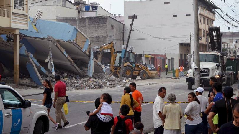 Equador: os sobreviventes também buscam desesperados seus familiares desaparecidos, mais de 30 horas depois do terremoto de magnitude 7,8