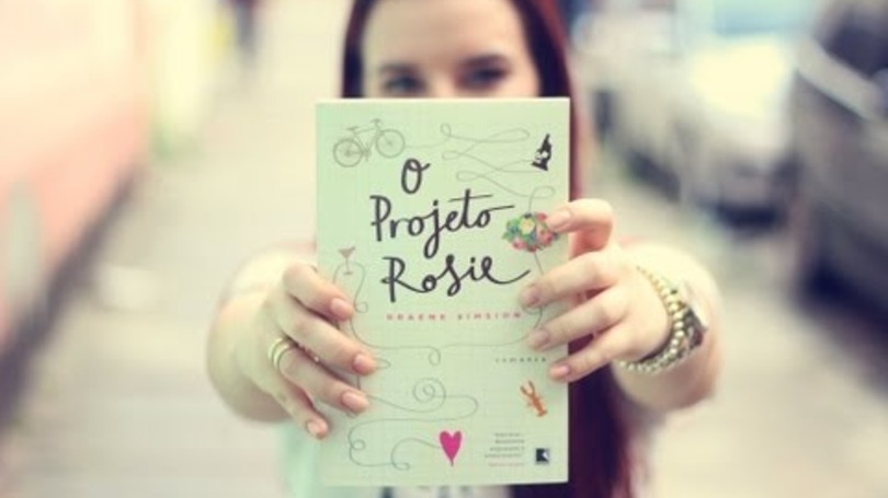 O projeto Rosie - Graeme Simsion  Um professor de genética decide criar um projeto para encontrar a "esposa perfeita", mas acaba percebendo que a vida não funciona bem dessa maneira.