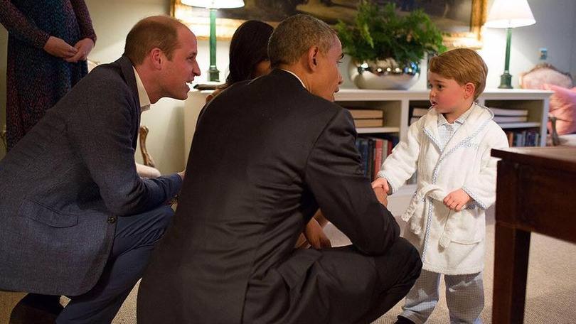 Barack Obama conhece o príncipe George, sob supervisão do pai, William, no Palácio de Kensington.