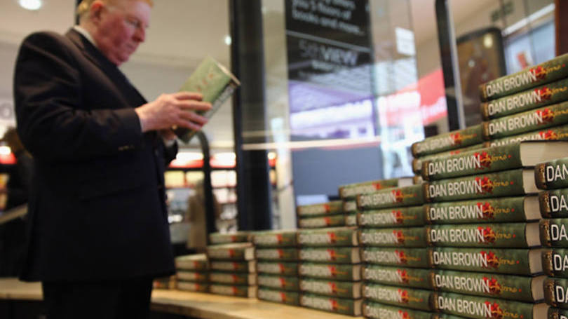 Inferno - Dan Brown  Apesar de não ser tão novo, as aventuras de Robert Langdon em meio a cenários culturais nos dão uma aula de história, enquanto ficamos apreensivas pela vida do historiador! O trailer ainda não foi divulgado, mas só de sabermos que Tom Hanks vai estar de volta, já esperamos o sucesso.