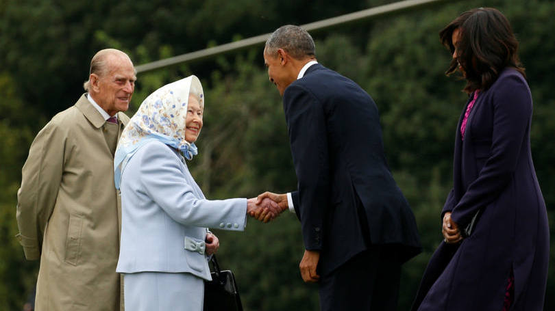 O presidente Barack Obama cumprimenta a Rainha Elizabeth II durante as celebrações do aniversário de 90 anos da monarca em 22 de abril. A chefe da família real britânica está há 63 anos no trono e conta com 78% de aprovação do povo britânico, uma marca e tanto.