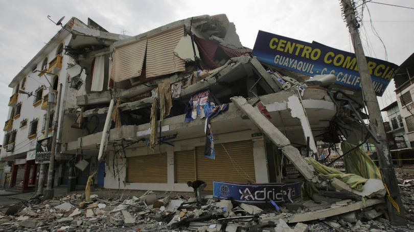 Imagem mostra partes do vilarejo de Manta, na costa do Equador, depois que um terremoto de 7,8 pontos na escala Richter e que foi seguido por outros tremores de intensidades menores atingiu o país na semana passada. Até o momento, 525 pessoas morreram em decorrência dos desastres causados pelo terremoto que é considerado o pior em 40 anos no Equador.