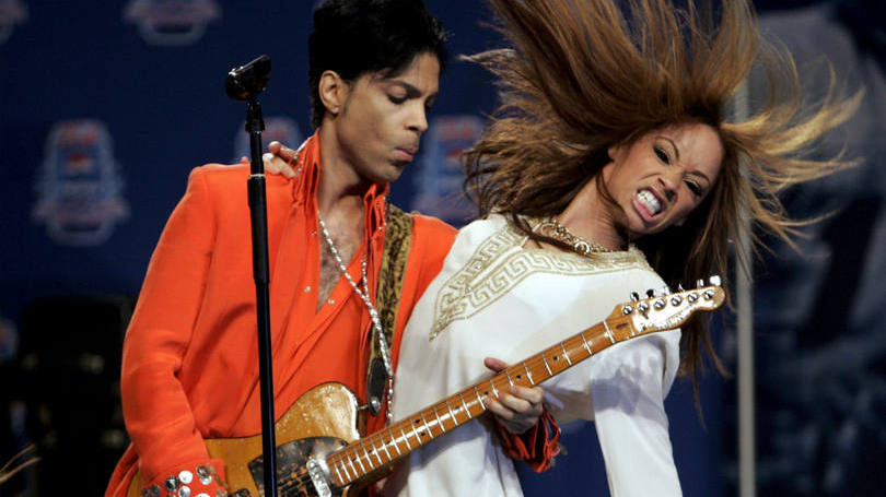 O artista Prince é fotografado durante performance em Miami Beach, na Flórida. O mundo recebeu com choque a notícia da morte desse ícone da música pop aos 57 anos de idade. Ele foi encontrado sem vida em sua casa na cidade de Minneapolis. A causa da morte ainda não é conhecida, mas a hipótese de suicídio foi descartada pelas autoridades, segundo autopsia preliminar.