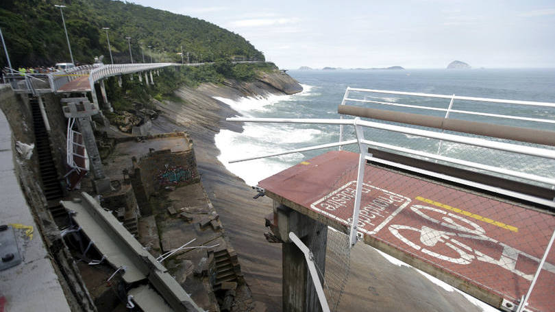 Imagem mostra o trecho da ciclovia Tim Maia, que fica na Avenida Niemeyer, no Rio de Janeiro, e que desabou na última quinta-feira, matando ao menos duas pessoas. A ciclovia, cuja construção foi feita pelo consórcio Concremat-Concrejato, custou 45 milhões de reais e havia sido inaugurada há poucos meses. As causas da queda da estrutura ainda estão sendo investigadas. 