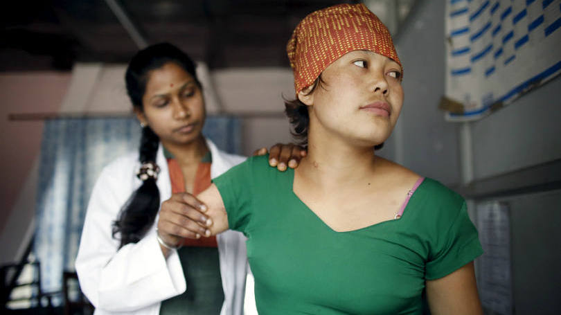 Sobrevivente dos terremotos que atingiram o Nepal entre abril e maio do ano passado recebe tratamento fisioterápico na capital Katmandu. Os tremores que ocorreram no país no ano passado mataram ao menos 9 mil pessoas e feriram mais de 20 mil. 