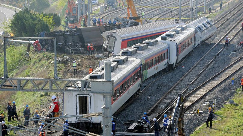 Funcionários da Korea Railroad Corp inspecionam o local onde um trem de passageiros ocupado por 27 pessoas descarrilou no final dessa semana na região de Yeosu. Desconfia-se que a causa do acidente seria a desobediência por parte dos condutores de reduzir a velocidade no trecho. O acidente deixou um morto e oito feridos. 