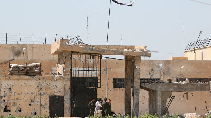 Imagem mostra o momento em que tropas do governo de Bashar al-Assad se rendiam para combatentes curdos na região de Qamishli, na Síria. 