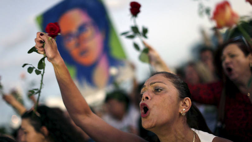Mulheres se reúnem no Planalto em manifestação de apoio à presidente Dilma. Nesta semana, depois da votação pelo impeachment na Câmara dos Deputados, Dilma viajou para os Estados Unidos, onde participou da assinatura do Acordo de Paris e discursou na sede da Organização das Nações Unidas (ONU), durante o qual mencionou a crise política hoje no país.