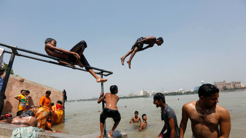 Uma onda de calor que maltrata a Índia tirou a população de casa e a levou direto para as margens do rio Ganges em Calcutá, como mostra essa foto da Reuters. As altas temperaturas que têm sido registradas no país, e que ultrapassaram a marca de 42 graus, já mataram 100 pessoas.