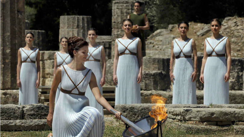 A atriz grega Katerina Lehou acende a tocha olímpica durante uma cerimônia dos Jogos Olímpicos do Rio de Janeiro que foi realizada na cidade grega de Olímpia. Agora, começa uma viagem de 15 semanas até que a chama chegue ao Maracanã, no Rio de Janeiro, marcando a abertura da edição 2016 do evento esportivo