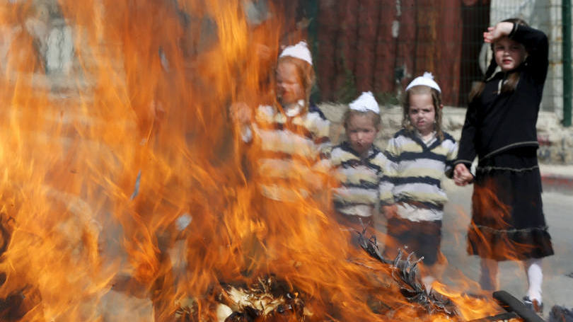 Judeus ultraortodoxo participam de celebrações em nome do feriado sagrado conhecido como Pessach em Jerusalém e que celebra a libertação dos judeus da escravidão no Egito. 