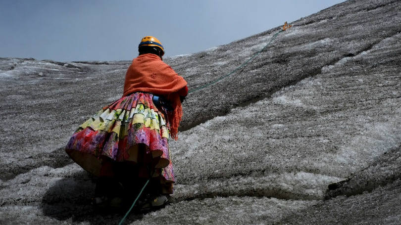 Mulher Aymara é fotografada enquanto escala a montanha Huayna Potosi,a Bolívia. De acordo com a Reuters, um grupo de mulheres dessa etnia, com idades entre 42 e 50 anos de idade, trabalhava como cozinheiras em acampamentos de montanhistas e decidiu há dois anos realizar suas próprias escaladas.
