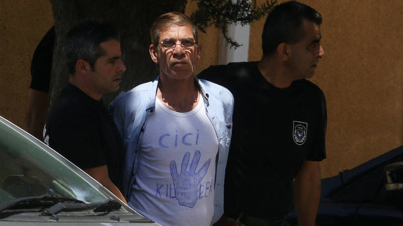 O egípcio Seif al-Din Mohamed Mostafa, de 59 anos, que há algumas semanas sequestrou um avião no Egito e o desviou para o Chipre, é fotografado durante transferência entre prisões na cidade de Nicosia, Chipre