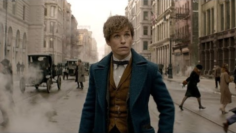 Animais Fantásticos E Onde Habitam - J.K. Rowling  Foi o livro de estudos de Harry Potter, virou nosso queridinho por apresentar mais sobre o mundo mágico e vai estar nas telonas esse ano (olha aqui o trailer!).