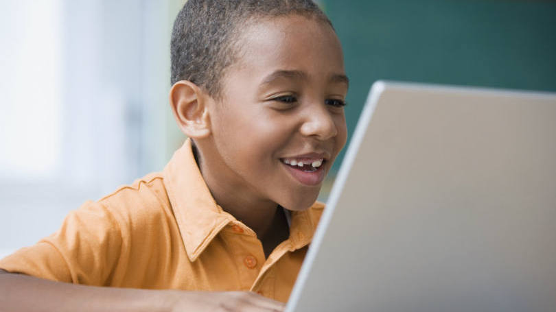 Criança diante de computador: mesmo sem saber, ela impacta em todas as decisões da família