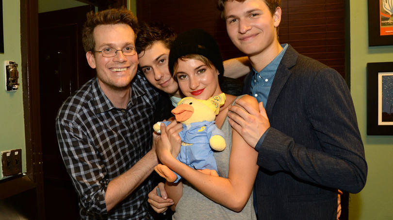 Quem É Você, Alasca? - John Green  Apesar de despertar nossa adolescente interior, John Green sempre acaba trazendo temas para reflexão, mas de uma maneira leve. É perfeito para ler em um dia de sol e ainda rende uma pipoquinha em 2016.