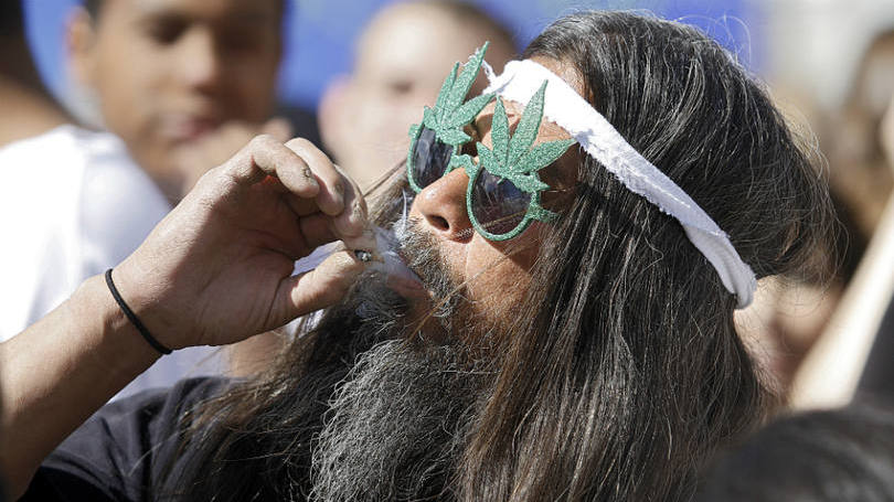 Homem fuma maconha nos Estados Unidos: em estudos com heroína e cocaína, isso não é novidade nenhuma