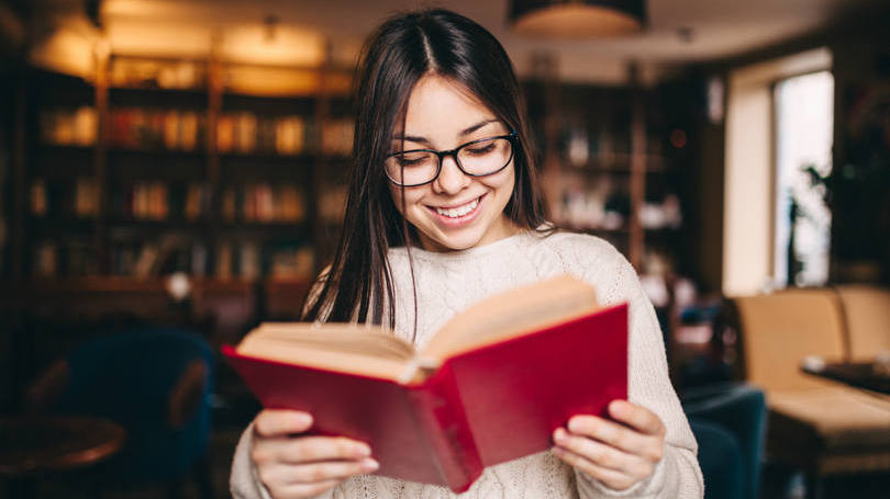 O Círculo - Dave Eggers  Nunca foi tão fácil vigiar os passos de alguém. Afinal, postamos tudo nas redes sociais! Aproveitando esse tema, o autor Dave Eggers imaginou a sociedade em um futuro não muito distante onde uma poderosa empresa de tecnologia vigia constantemente as informações das pessoas.