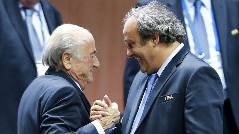 Joseph Blatter (esquerda) e Michel Platini: Blatter, suspenso por seis anos pelas mesmas acusações, "virá depôr na sexta-feira, a pedido da Fifa"