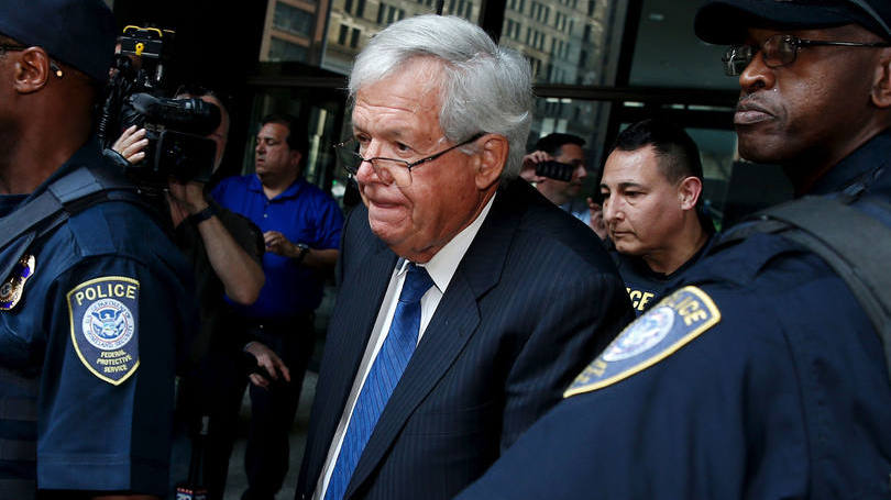 Dennis Hastert: elejá foi acusado de violar as leis bancárias para fazer os pagamentos de indenização a vítimas de abusos sexuais e de mentir para o FBI