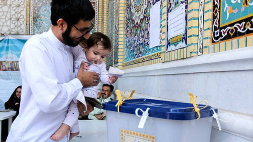 Pai leva filha para votar em eleições legislativas no Irã