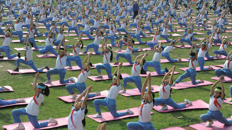 China  Estudantes praticam yoga em Jinan, na província de Shandong.