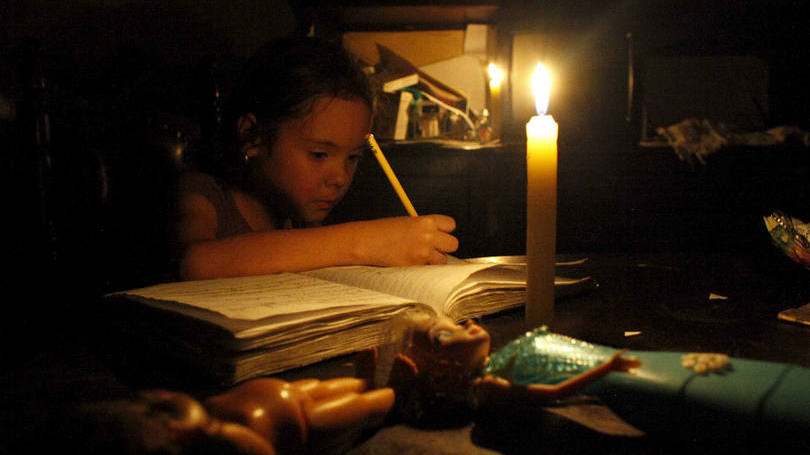 Venezuela  Uma menina faz a tarefa de casa da escola à luz de velas. A Venezuela enfrenta muitas crises e a energética é uma das mais graves atualmente. Como resultado, o presidente Nicolas Maduro determinou que os funcionários públicos irão trabalhar apenas dois dias na semana na esperança de poupar energia.