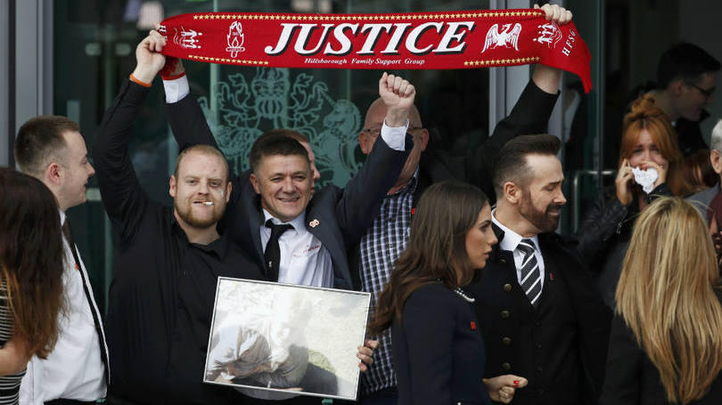 Reino Unido  Familiares dos torcedores que morreram durante a tragédia no estádio de Hillsborough em 1989 recebem com gosto o veredito da justiça do país que considerou o incidente fruto da negligência das autoridades policiais, retirando das vítimas a culpa pelo episódio. 