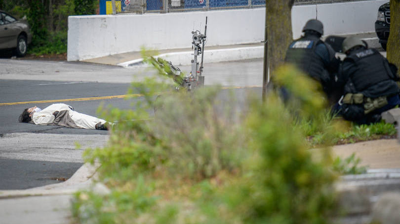 Estados Unidos  Imagem mostra o momento em que policiais da cidade de Baltimore se preparavam para neutralizar um homem que alegava estar portando bombas. Ele se deitou do lado de fora de uma emissora de televisão e ameaçava se explodir.  Ele estava disfarçado com uma fantasia de urso panda e tentou se aproximar dos policiais, que atiraram três vezes contra ele. No fim das contas, a “bomba” não passava de um amontoado de chocolates. Apesar dos tiros, o homem, cuja identidade não foi revelada, está estável e deve se recuperar. 