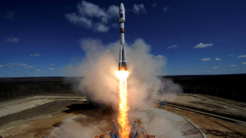 Rússia  Foto mostra o momento de lançamento do foguete Soyuz 2.1a no cosmódromo de Vostochny, marcando a inauguração de uma nova base, que custou entre 4 e 5,3 bilhões de euros aos cofres do país.  O foguete tem como objetivo colocar três satélites científicos em órbita e, segundo a agência espacial russa, seu lançamento foi um sucesso.