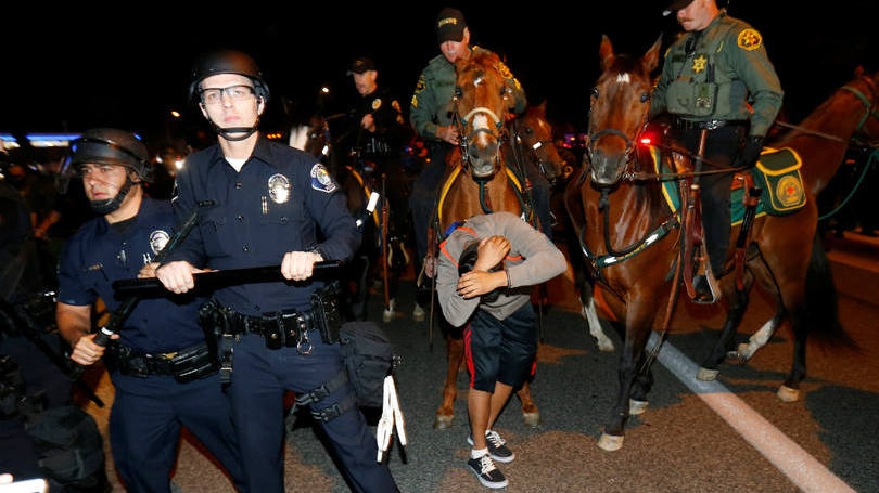 Estados Unidos  Policiais tentam dispersar um grupo de manifestantes anti-Trump que se reuniram do lado de fora do local no qual o empresário e pré-candidato à presidência pelo Partido Republicano realizava um evento de campanha.