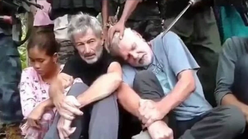 Filipinas  No início desta semana, o mundo recebeu com choque a notícia de que o grupo terrorista Abu Sayyaf havia decapitado um de seus reféns, o canadense John Ridsdel. Ridsdel, que tinha 68 anos, havia sido sequestrado com outro canadense, um norueguês e uma filipina em setembro do ano passado.  O grupo teria o executado depois de expirado o prazo para o pagamento de um resgate de 20 milhões de euros. O governo canadense informou estar agindo para tentar libertar o outro refém, Robert Hall. 