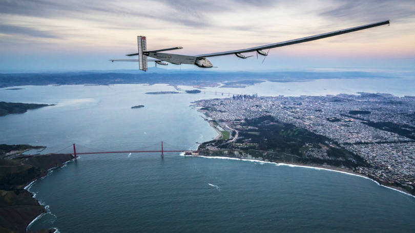 Estados Unidos  O avião Solar Impulse é visto sobrevoando a cidade de São Francisco, na Califórnia, antes de seguir para o Havaí completando 62 horas de voo.