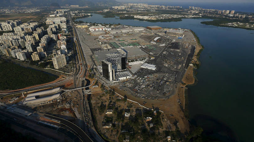 Brasil  Vista aérea mostra a comunidade Vila Autódromo, que fica ao lado do Parque Olímpico no Rio de Janeiro. Há 100 dias da abertura dos Jogos Olímpicos, a agência Reuters lembrou que o Brasil é um “país que é famoso por fazer as coisas em cima da hora” e que terá agora de ultrapassar os obstáculos da instabilidade política e apatia para ir em frente.