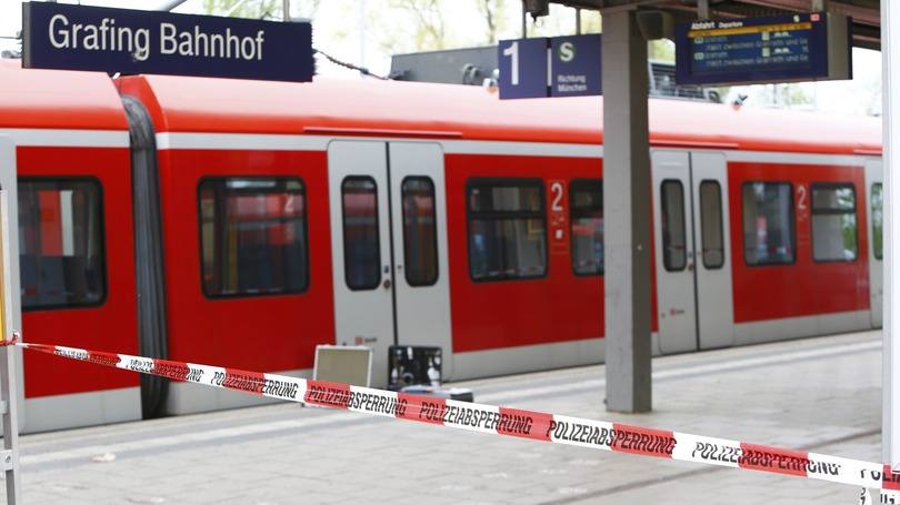 Estação de trem de Grafing, no município de Ebersberg, Alemanha, interditada pela polícia depois que um homem matou uma pessoa e feriu outras três.