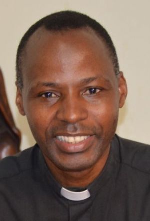 O padre Quintino Kandandji, que concedeu a entrevista por ocasião do Dia da Liberdade de Imprensa