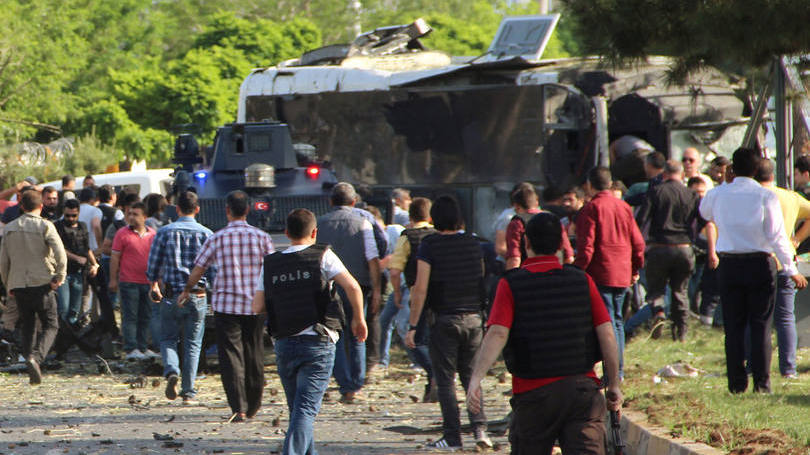 Diyarbakir: várias ambulâncias foram ao local, onde também pode haver civis feridos