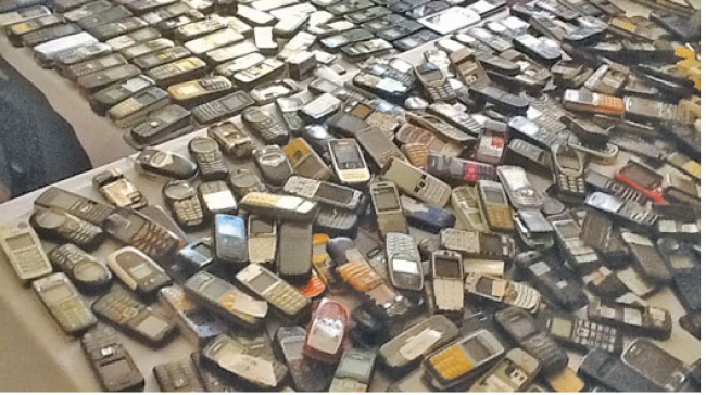 NA POSSE DE RECLUSOS: MAIS DE 500 CELULARES APREENDIDOS NA CADEIA