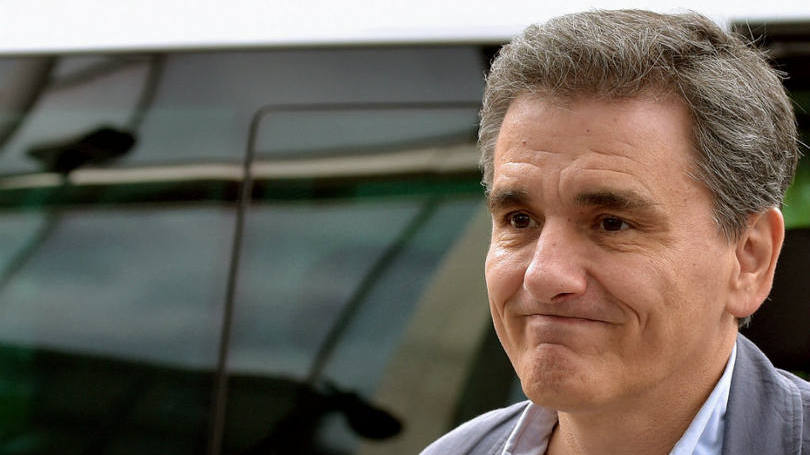 Ministro de Finanças da Grécia: enquanto os mercados receberam bem a votação, milhares de manifestantes protestaram do lado de fora do Parlamento