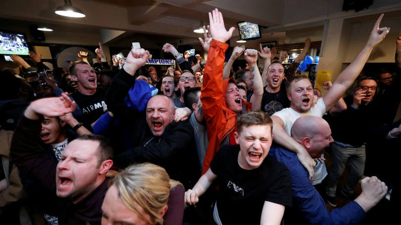 Reino Unido  Fãs do Leicester comemoram o título inédito do time no Campeonato Inglês de futebol. Para levantar a disputada taça, a equipe desbancou equipes tradicionais de clubes como o Manchester United, Chelsea e Arsenal e se consagrou campeão depois que o Chelsea empatou com o Tottenham por 2 a 2.
