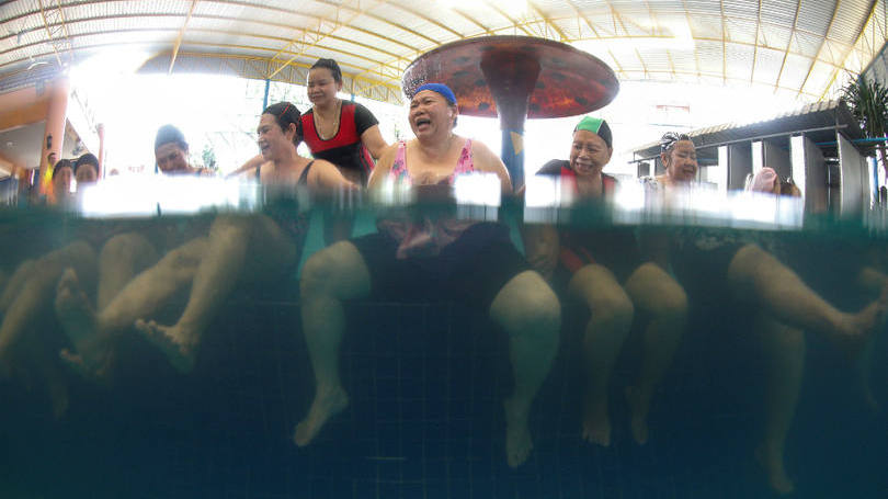 Tailândia  Idosos são fotografados durante exercícios aquáticos em uma piscina de Bangcoc, capital tailandesa. Atualmente, revelou a Reuters, famílias do país vem gastando cada vez mais no auxílio de seus parentes idosos. Em média um terço da renda familiar é destinada aos cuidados dessas pessoas.