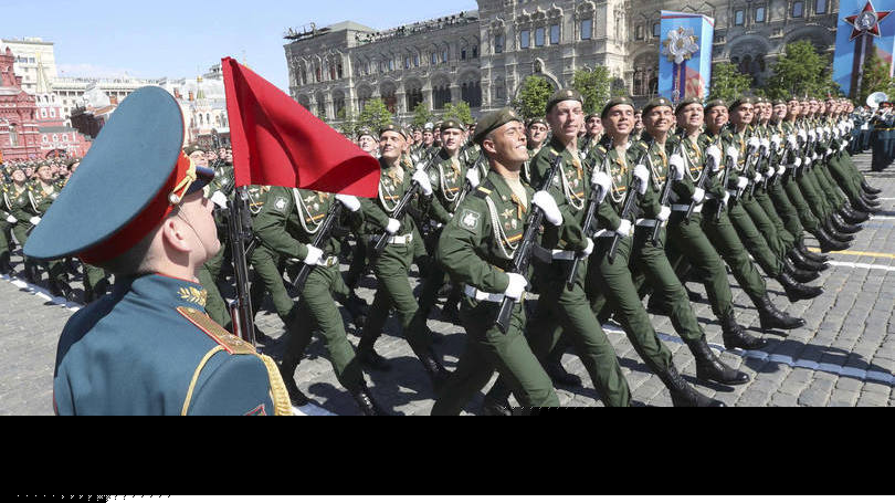 Marcha: pela primeira vez, neste 71º aniversário da derrota, participaram do desfile militares das Forças Aeroespaciais, da Guarda Nacional e um esquadrão feminino