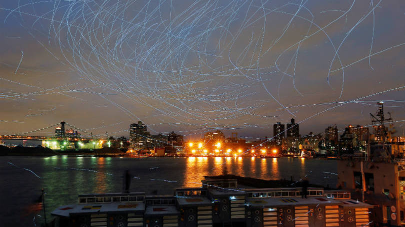 Estados Unidos

Em Nova York, um curioso experimento coloriu os céus da cidade nesta semana. O artista Duke Riley “equipou” centenas de pombos com lâmpadas de LED e registrou os rastros no céu dos voos desses pássaros. 