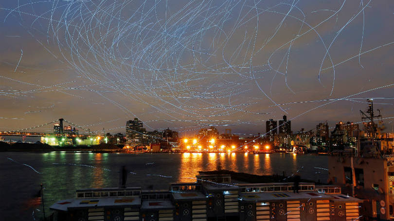Estados Unidos  Em Nova York, um curioso experimento coloriu os céus da cidade nesta semana. O artista Duke Riley “equipou” centenas de pombos com lâmpadas de LED e registrou os rastros no céu dos voos desses pássaros. 
