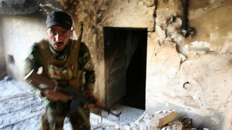 Iraque  Combatente curdo vasculha uma casa em Tel Asqof, norte do Iraque, em busca de militantes do Estado Islâmico. De acordo com a ONU, operações militares para barrar a expansão do grupo no norte do país podem causar o deslocamento de até 30 mil pessoas.